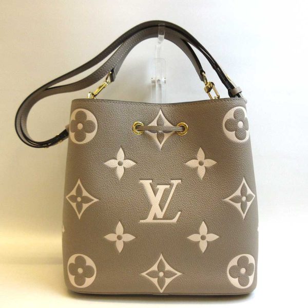 3 lv220521 1ta 01 Louis Vuitton Neonoe MM Tourtrail Greige Drawstring Empreinte