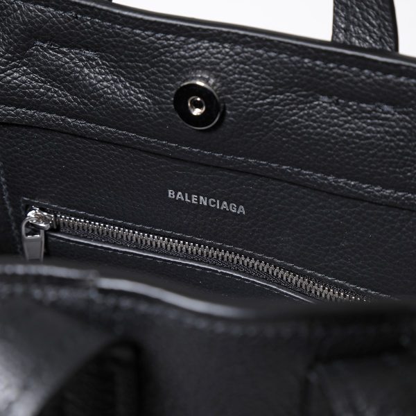 341130202 9 BALENCIAGA EVERYDAY XS NORTH SOUTH Tote Bucket