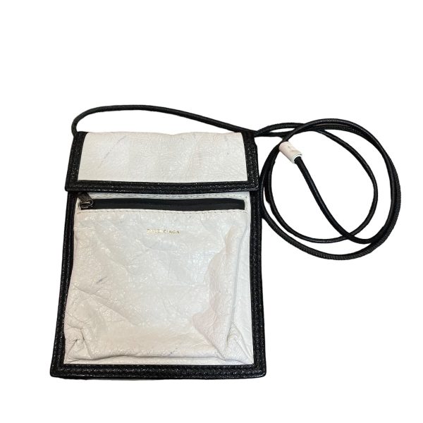 8078000285736 1 BALENCIAGA Explorer shoulder bag White Black