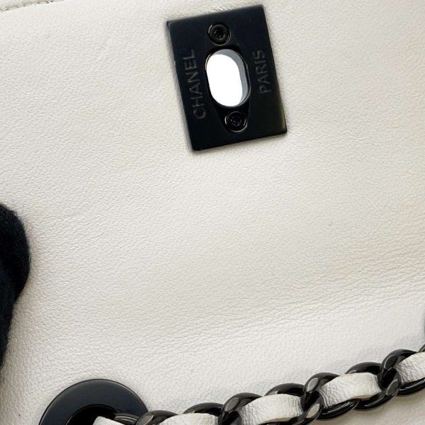 9464193 08 CHANEL Matelasse Lambskin Chain Shoulder Bag White