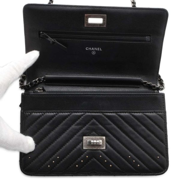 9516571 05 CHANEL Chain 255 Chevron Studs V Stitch Lambskin Wallet Black