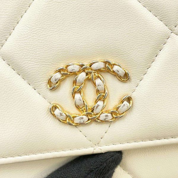 9683884 11 CHANEL 19 Coco Mark Matelasse Lambskin Chain Wallet White