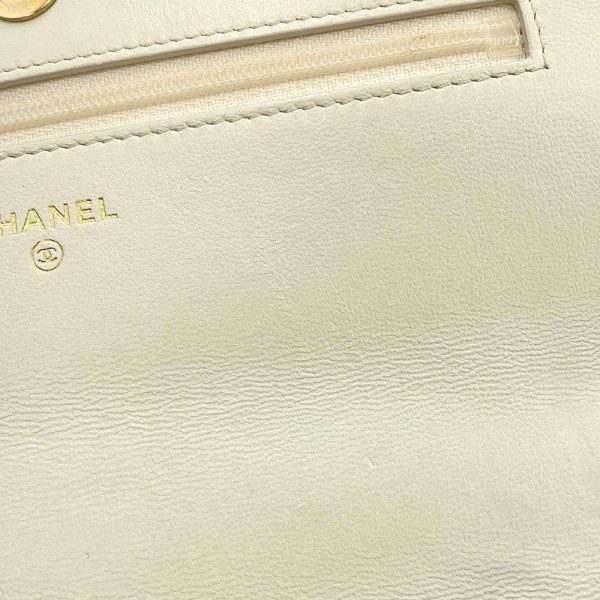 9683884 12 CHANEL 19 Coco Mark Matelasse Lambskin Chain Wallet White