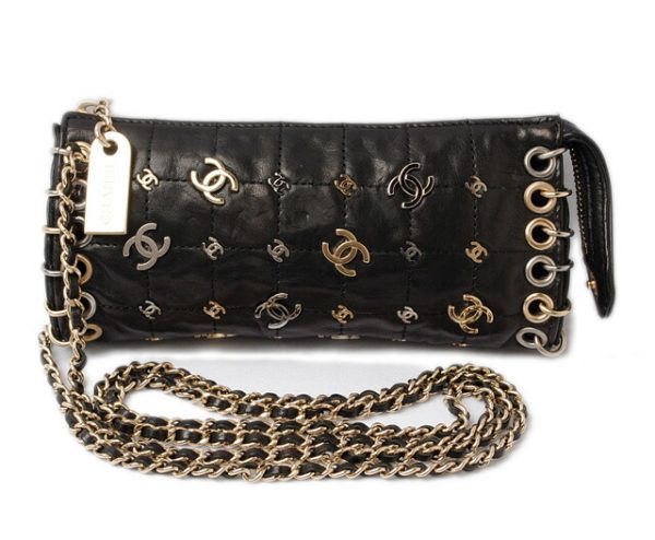 c 17 087 1 CHANEL Chain Bag Pochette Black