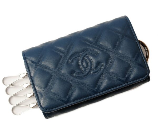 c 18 037 1 CHANEL Key Case Matelasse Blue