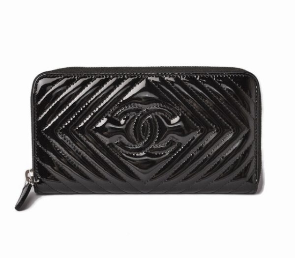 c 19 073 1 CHANEL Wallet Patent Black