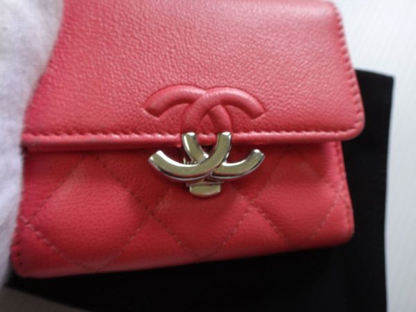 c1001631 005 Chanel Wallet Caviar Skin Half Coco Folding Wallet Matelasse Mini Wallet Salmon Pink Coin