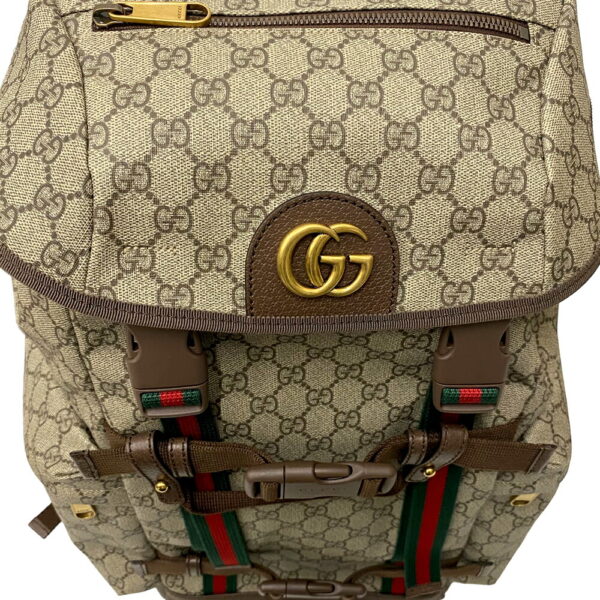 i24 284 11 Gucci Skateboard Backpack GG Supreme