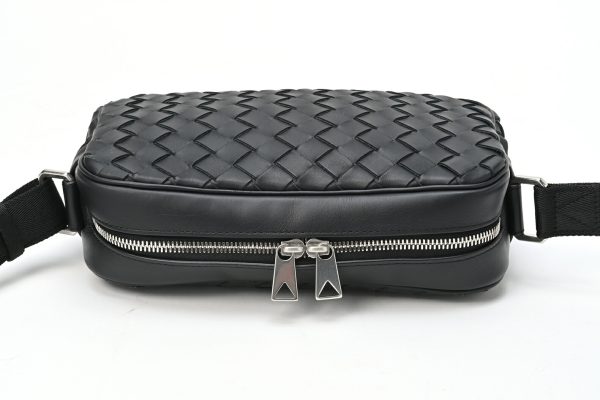 imgrc0100591120 Bottega Veneta Small Intrecciato Camera Bag Black