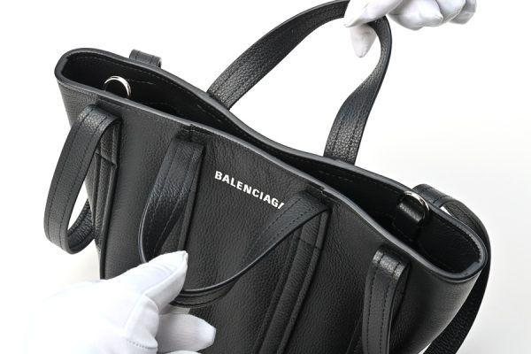 imgrc0104395415 Balenciaga Everyday XS North South Shoulder Tote Bag