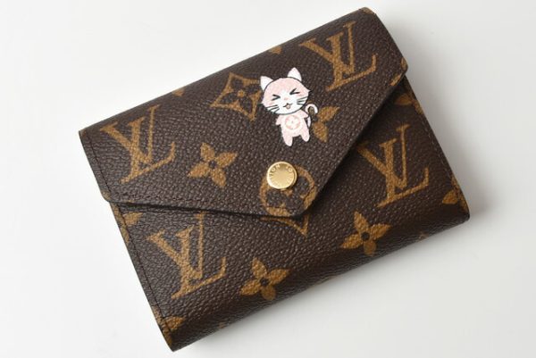 l 0130 p00182 2 2 Louis Vuitton Victorine Mini Wallet Monogram My LV World Tour