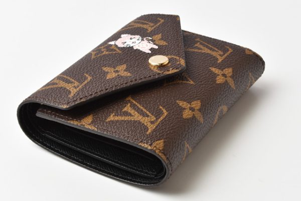 l 0130 p00182 2 5 Louis Vuitton Victorine Mini Wallet Monogram My LV World Tour