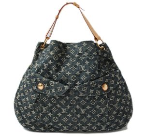 l 17 0003 1 Louis Vuitton Lock Me Hippo Navy Blue