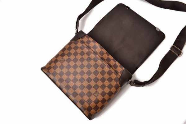 l 19 0058 5 Louis Vuitton Shoulder Bag District PM NM Damier