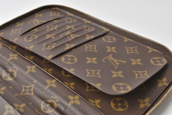 l 19 0114 11 Louis Vuitton Case Monogram Posh Escapade