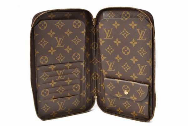 l 19 0114 7 Louis Vuitton Case Monogram Posh Escapade