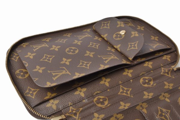 l 19 0114 8 Louis Vuitton Case Monogram Posh Escapade