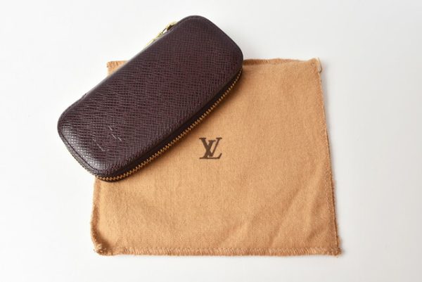 m21091b 55 lv 9 Louis Vuitton Taiga Grizzly 4 Key Case