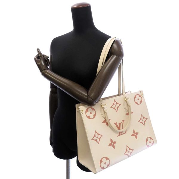 m21575 06 Louis Vuitton On the Go MM Tote Bag Monogram Empreinte Black