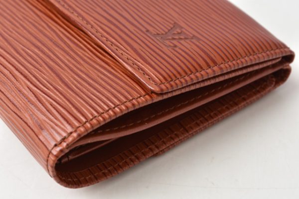 m2204 39 lv 9 Louis Vuitton Wallet Portomonebier Epi Kenyan Brown