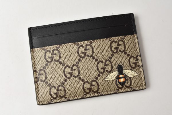 m2207 09 g 2 Gucci Card Case GG Supreme Bee Beige