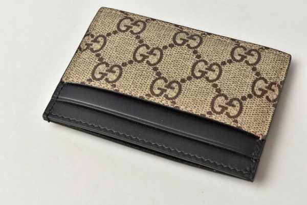 m2207 09 g 3 Gucci Card Case GG Supreme Bee Print