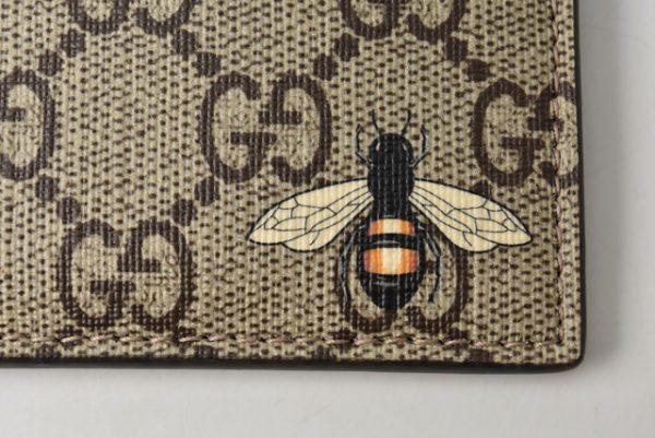 m2207 09 g 4 Gucci Card Case GG Supreme Bee Beige