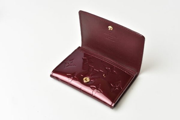 m2211 26 lv 6 Louis Vuitton Anvelop Mini Wallet Vernis Rouge