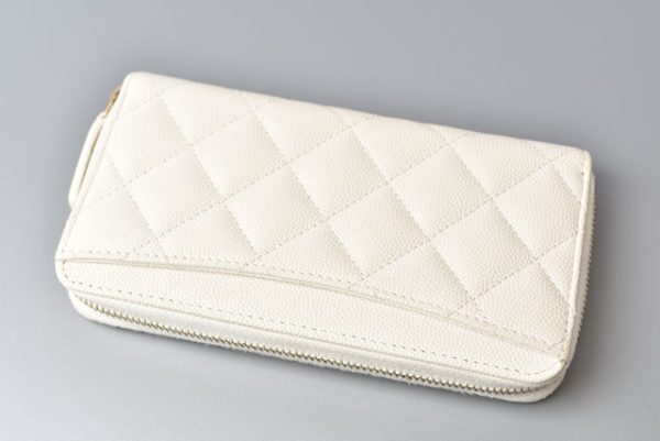 m2301 14 ch 13 CHANEL Medium Wallet Quilted Matelasse Caviar Skin White