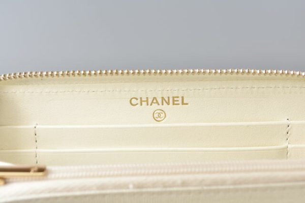 m2301 14 ch 8 CHANEL Medium Wallet Quilted Matelasse Caviar Skin White