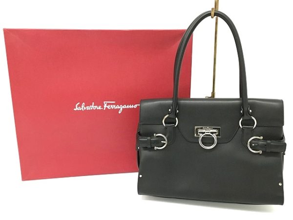 m4441 Salvatore Ferragamo Gancini Shoulder Bag Black