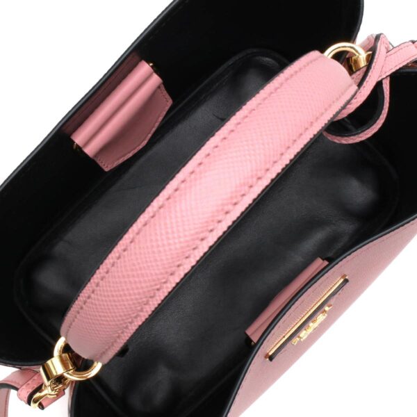 107208m4 Prada Saffiano Cuir Pannier Triangle Plate 2 Way Bag Pink Black