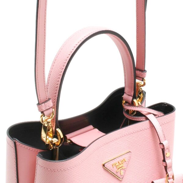 107208m5 Prada Saffiano Cuir Pannier Triangle Plate 2 Way Bag Pink Black