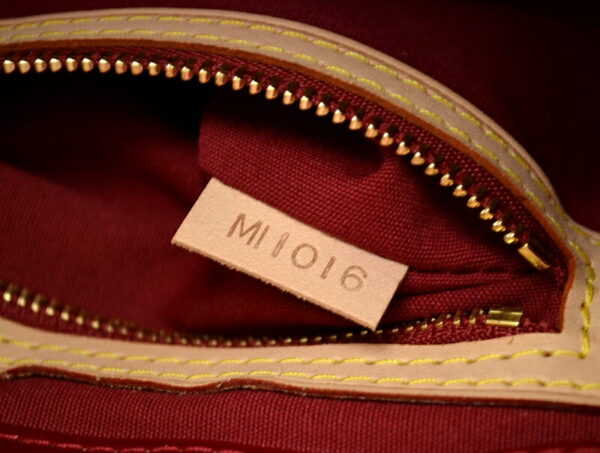 11501028 7 Louis Vuitton Reed PM Tote Bag Monogram Vernis Red