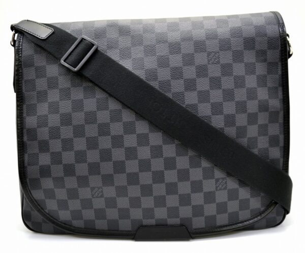 11551130 Louis Vuitton Daniel GM Messenger Bag Damier Graphite Black