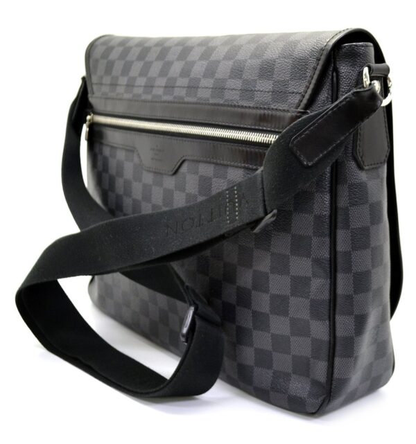 11551130 1 Louis Vuitton Daniel GM Messenger Bag Damier Graphite Black