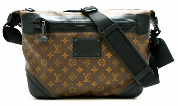 11580882 Louis Vuitton Waterproof Messenger Bag Monogram Brown