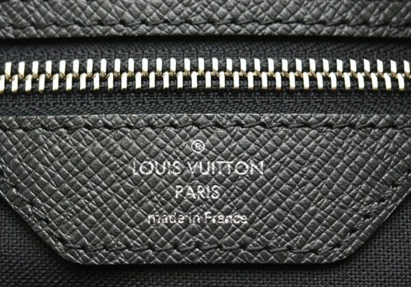 11630398 8 Louis Vuitton Neo Kendall Bag Taiga Black