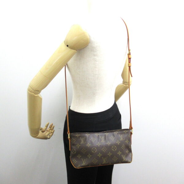 2101217772006 5 Louis Vuitton Trotter Shoulder Bag Monogram Brown