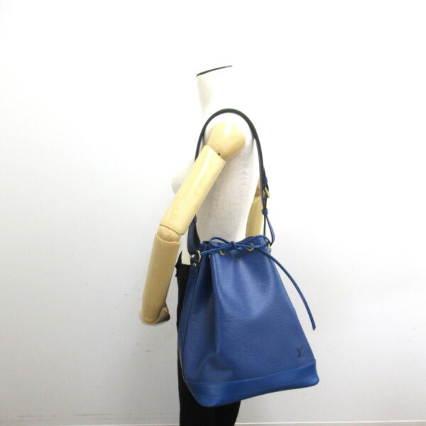 2101217818889 5 LOUIS VUITTON Noe Shoulder Bag Epi Blue