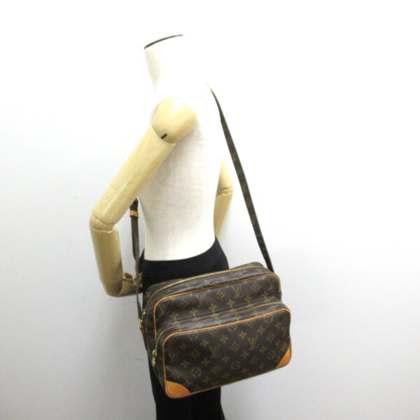 2101217834032 5 LOUIS VUITTON Nile Shoulder Bag Monogram Brown