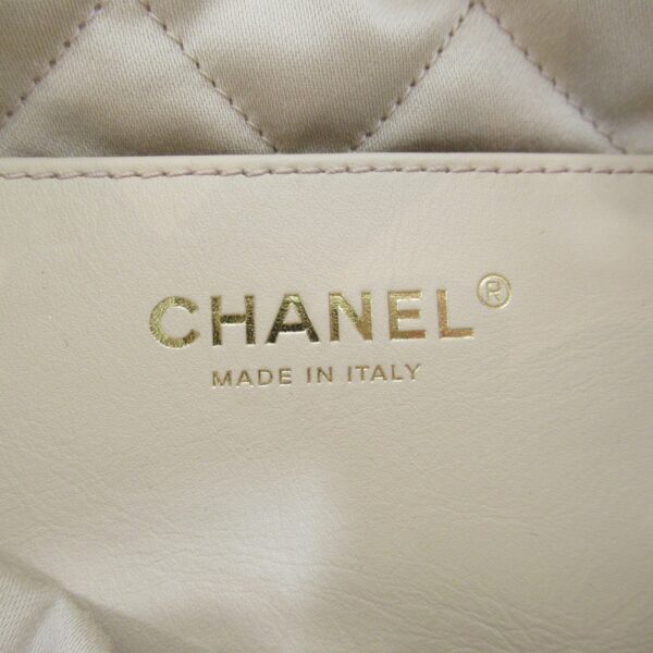 2106800505573 10 CHANEL 22 Mini Chain Bag Calf White