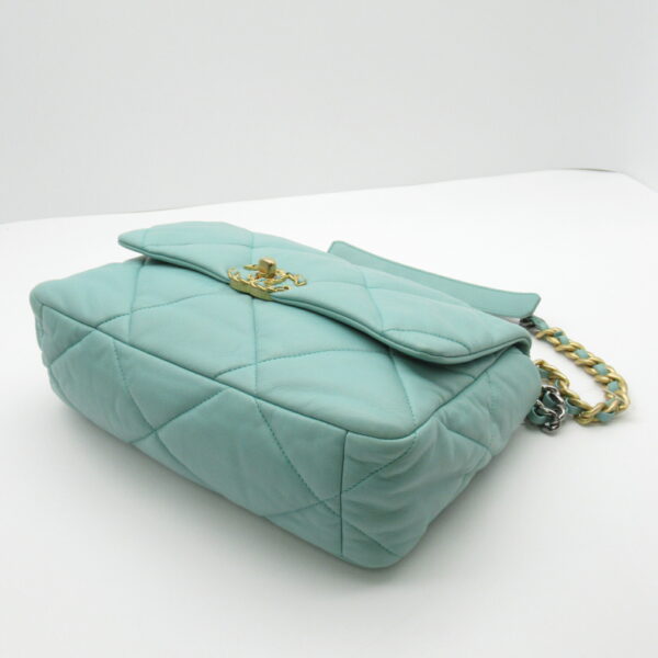 2107600965659 4 CHANEL CHANEL19 Chain Shoulder Bag Lambskin Emerald Green