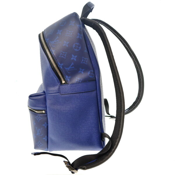 22 5157 3 Louis Vuitton Discovery Backpack Taiga Leather Blue Blue