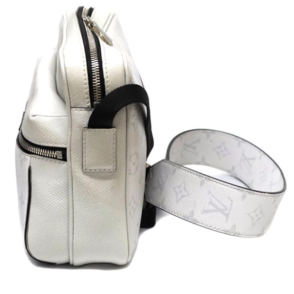 22 6009 4 Louis Vuitton Outdoor Messenger PM Canvas Taiga Leather White