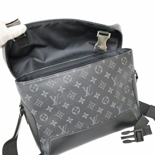 22 6799 12 Louis Vuitton Messenger Voyage PM Shoulder Bag