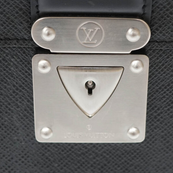 22 77 8 Louis Vuitton Robusto 1 Business Bag Taiga Leather Black