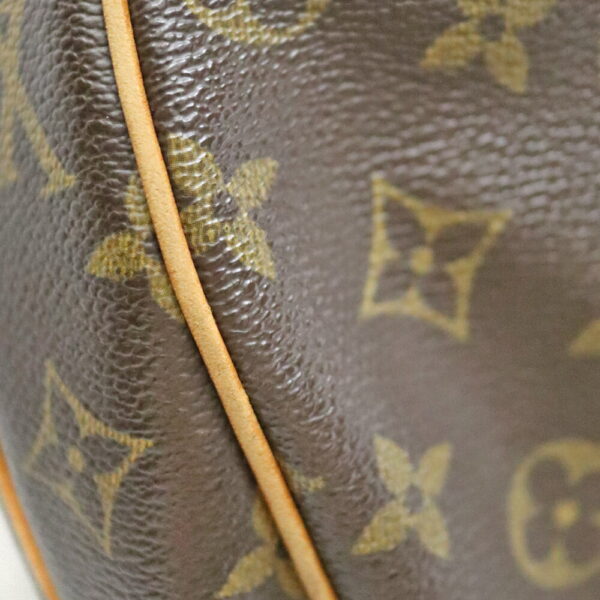 23 2231 6 Louis Vuitton Croissant MM Shoulder Bag