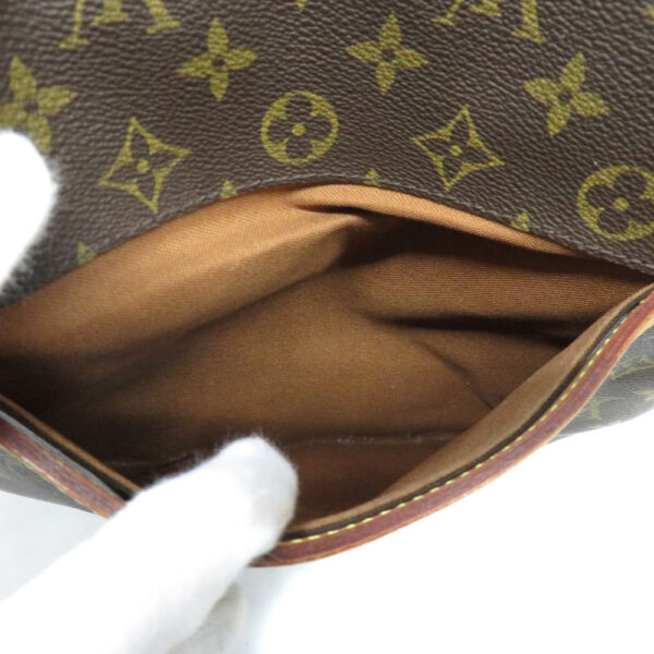 23 687111 Louis Vuitton Aves Monogram Shoulder Bag