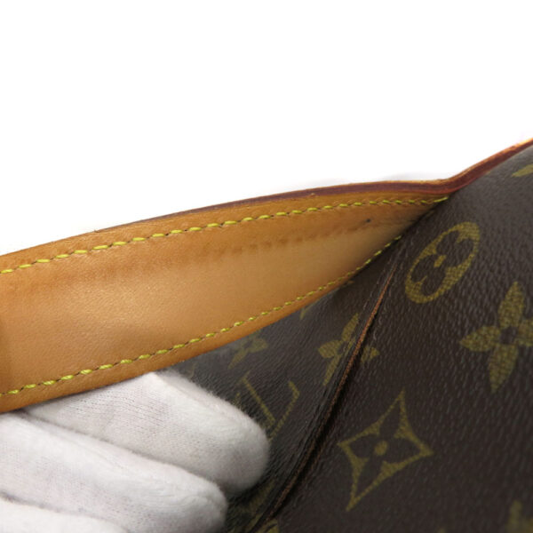 23 687113 Louis Vuitton Aves Monogram Shoulder Bag